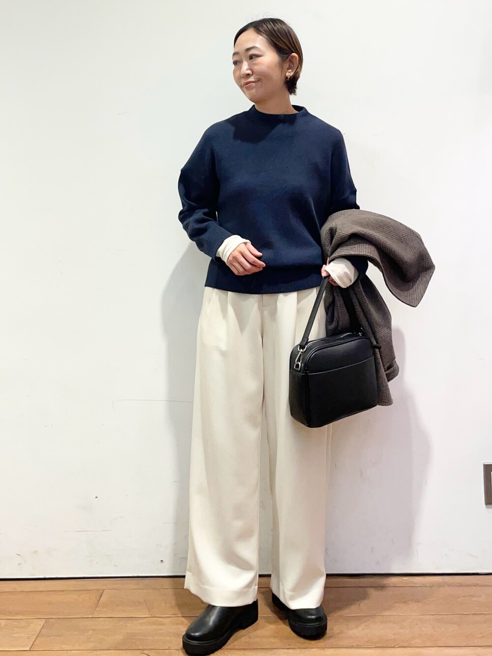 ブルー系のニット/セーター、その他のその他アウター、ブラック系のブーツを着用したレディースの秋コーディネートの7枚目の写真