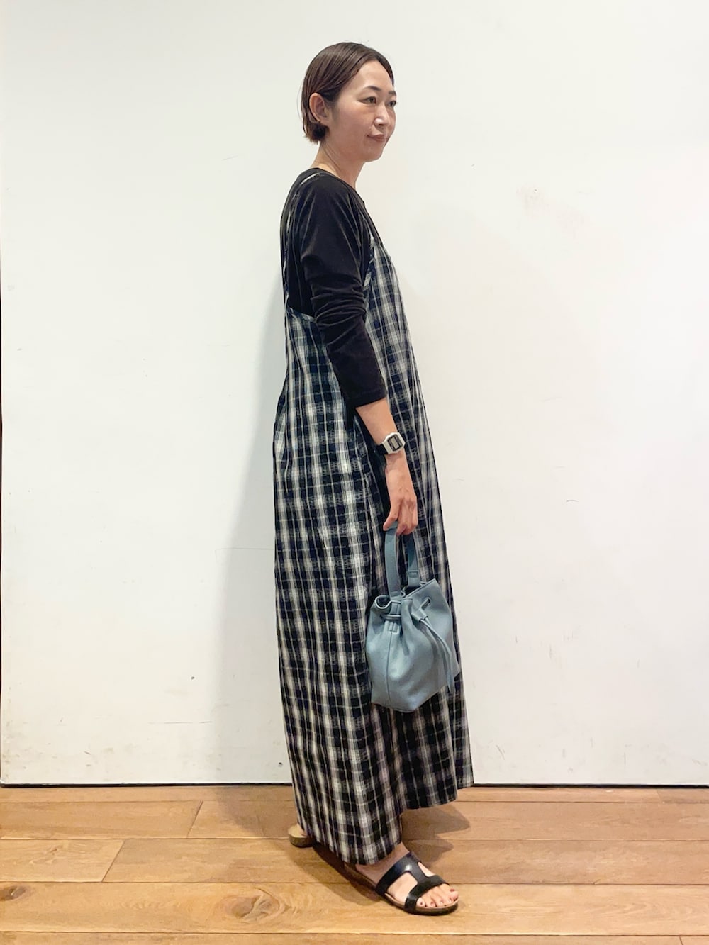 ブラック系のサンダル、ブラック系のワンピースを着用したレディースの夏コーディネートの4枚目の写真