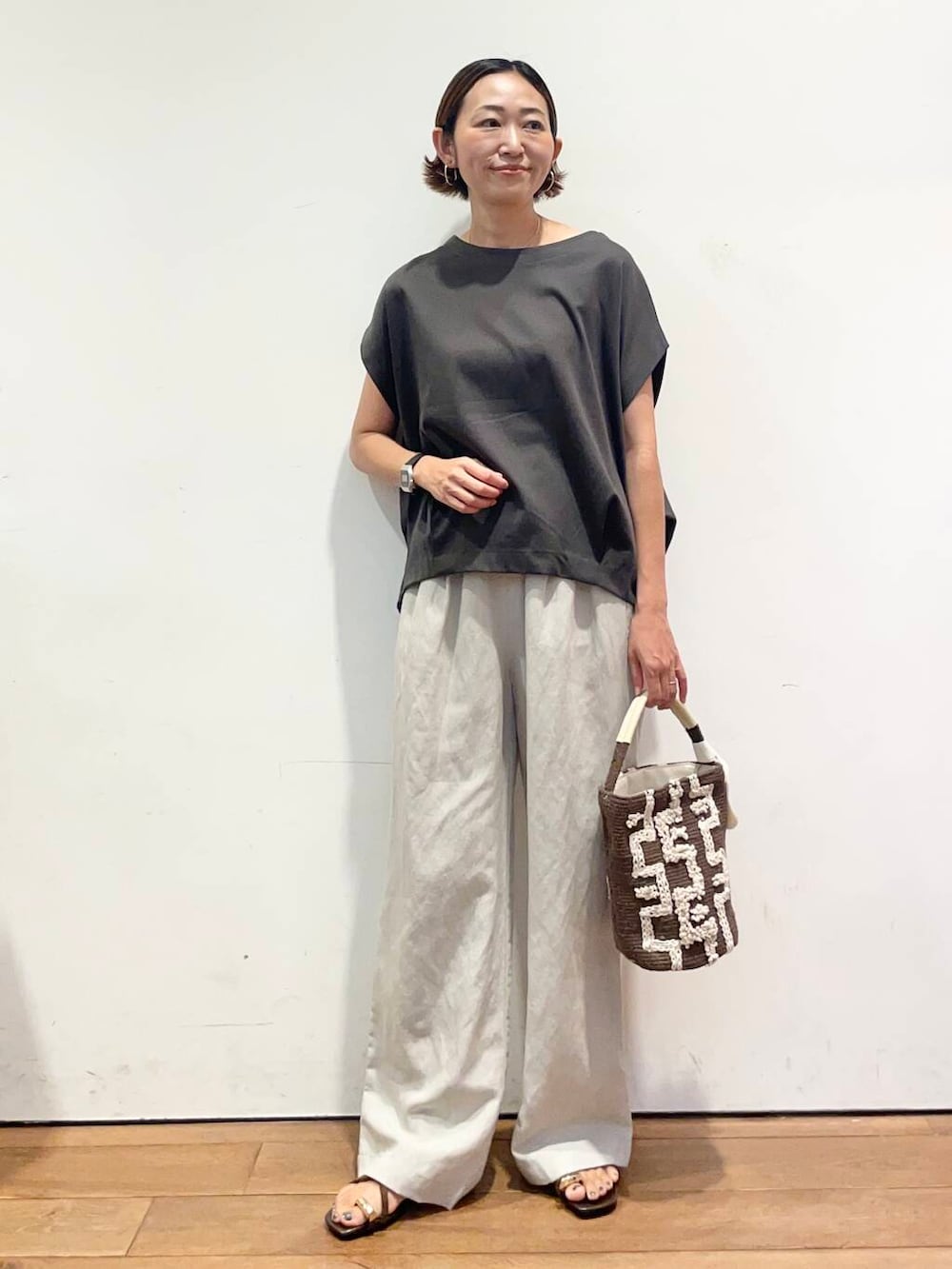 「大人カジュアル、urbanresearchdoors、ママコーデ、アーバンリサーチドアーズ、低身長コーデ、30代、ママファッション、キレイめカジュアル、きれいめ派のtシャツコーデ」｜「URBAN RESEARCH DOORSのコットンバックタックフレンチプルオーバー（Tシャツ/カットソー、グレー系）」を使った、urd_nanakoさん（レディース・154cm）の夏コーディネートの2枚目の写真