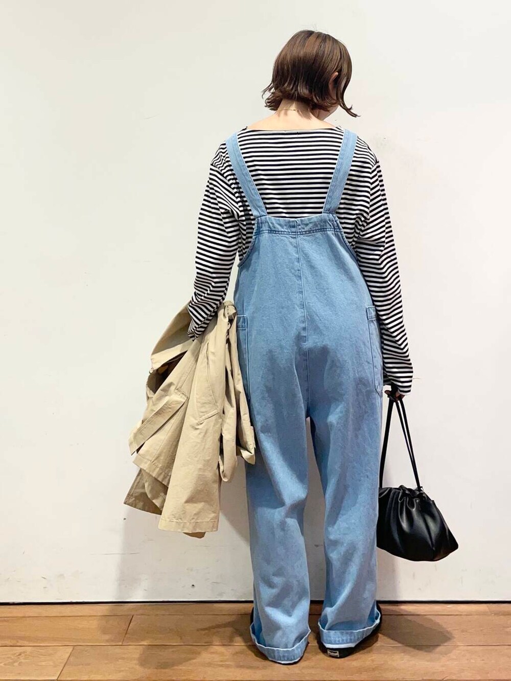「大人カジュアル、urbanresearchdoors、ママコーデ、アーバンリサーチドアーズ、doors、低身長コーデ、30代、ママファッション、春カラーコーデ、春アウターコーデ」｜「URBAN RESEARCH DOORSの2WAY巾着ショルダーバッグ（ショルダーバッグ、ブラック系）」を使った、urd_nanakoさん（レディース・154cm）の春コーディネートの8枚目の写真