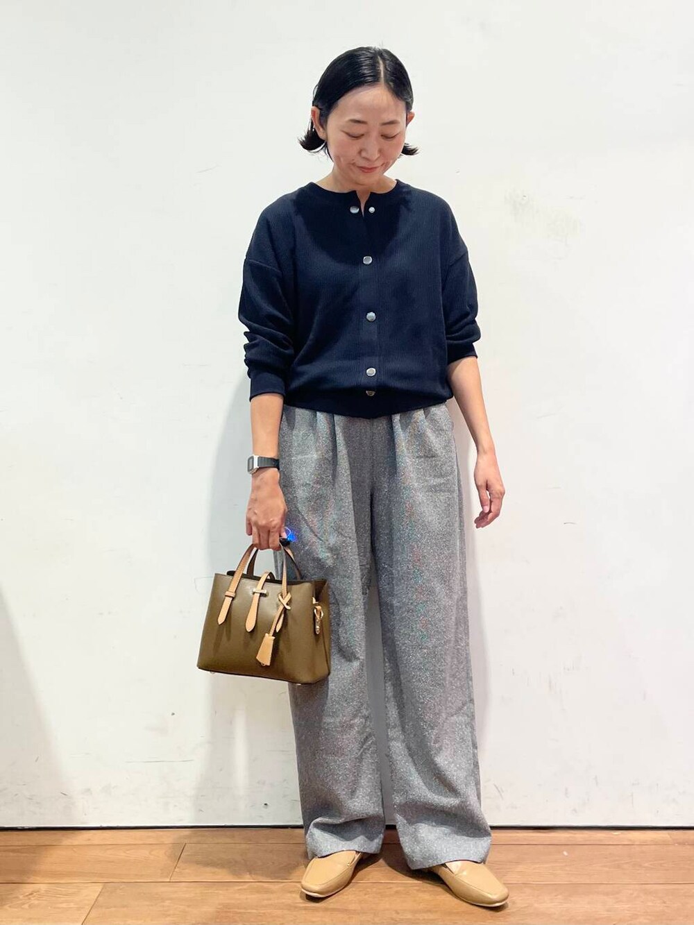 ベージュ系のローファー、グレー系のその他パンツ、ブルー系のカーディガン/ボレロを着用したレディースの秋コーディネートの3枚目の写真