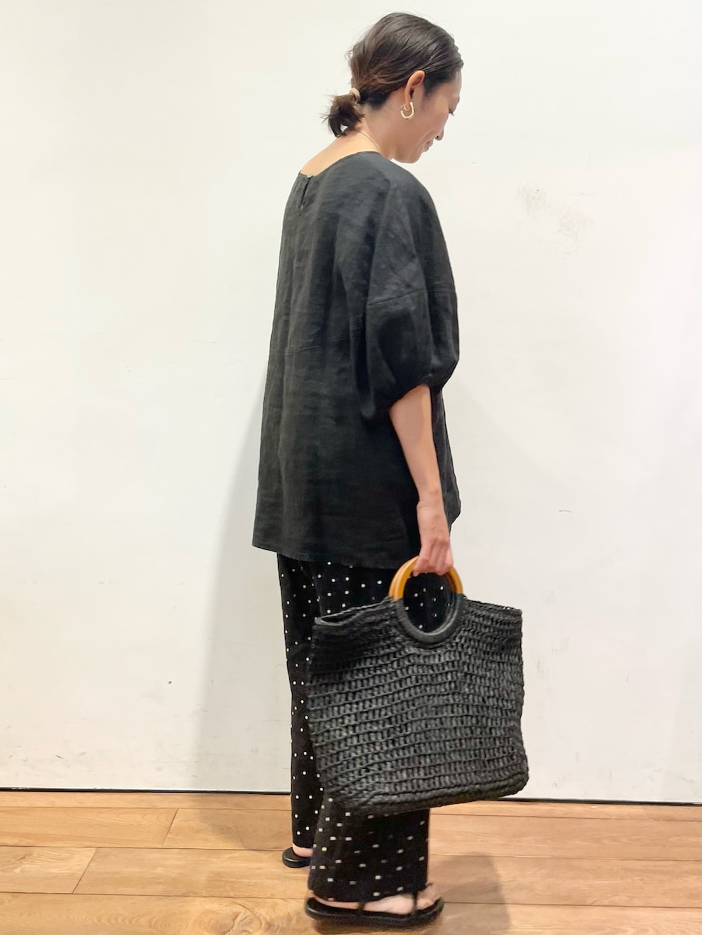 ブラック系のシャツ/ブラウス、ブラック系のその他パンツ、ブラック系のトートバッグを着用したレディースの夏コーディネートの3枚目の写真