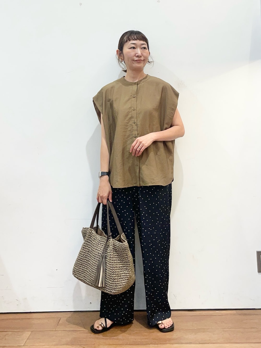 ベージュ系のシャツ/ブラウス、ブルー系のその他パンツ、グレー系のかごバッグを着用したレディースの夏コーディネートの3枚目の写真