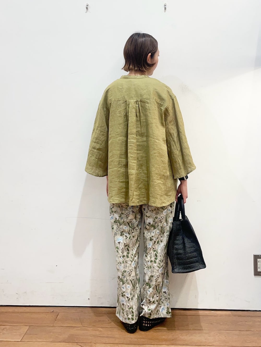 グリーン系のシャツ/ブラウス、ベージュ系のその他パンツ、ブラック系のサンダルを着用したレディースの春コーディネートの4枚目の写真