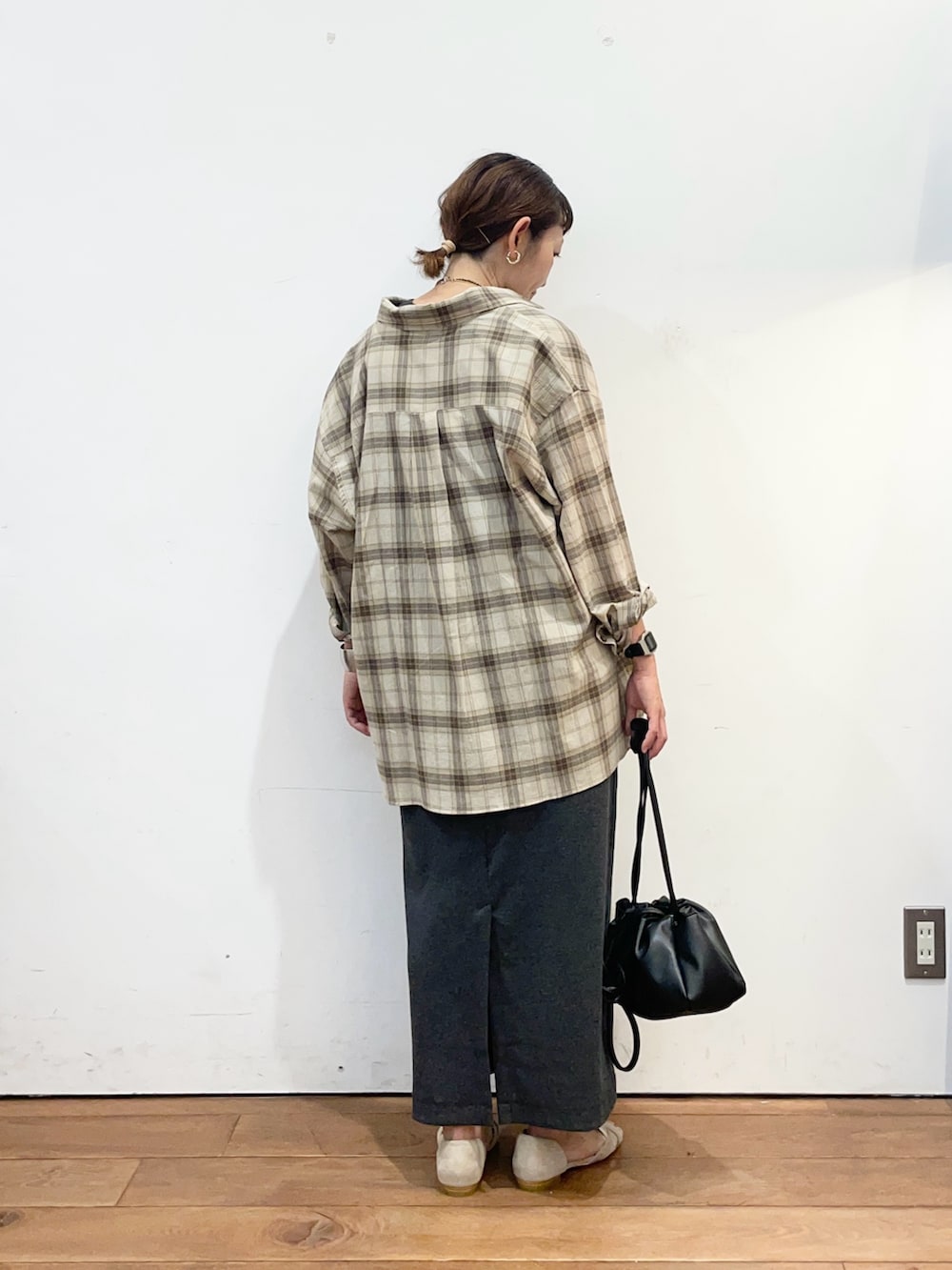 グレー系のワンピース、ベージュ系のシャツ/ブラウス、ブラック系のショルダーバッグを着用したレディースの夏コーディネートの6枚目の写真