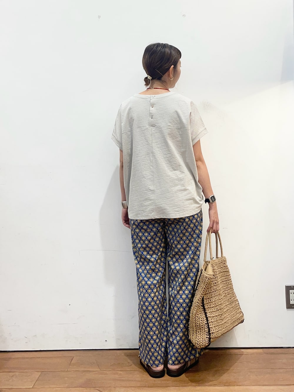 グレー系のTシャツ/カットソー、ブルー系のその他パンツ、ベージュ系のトートバッグを着用したレディースの夏コーディネートの4枚目の写真