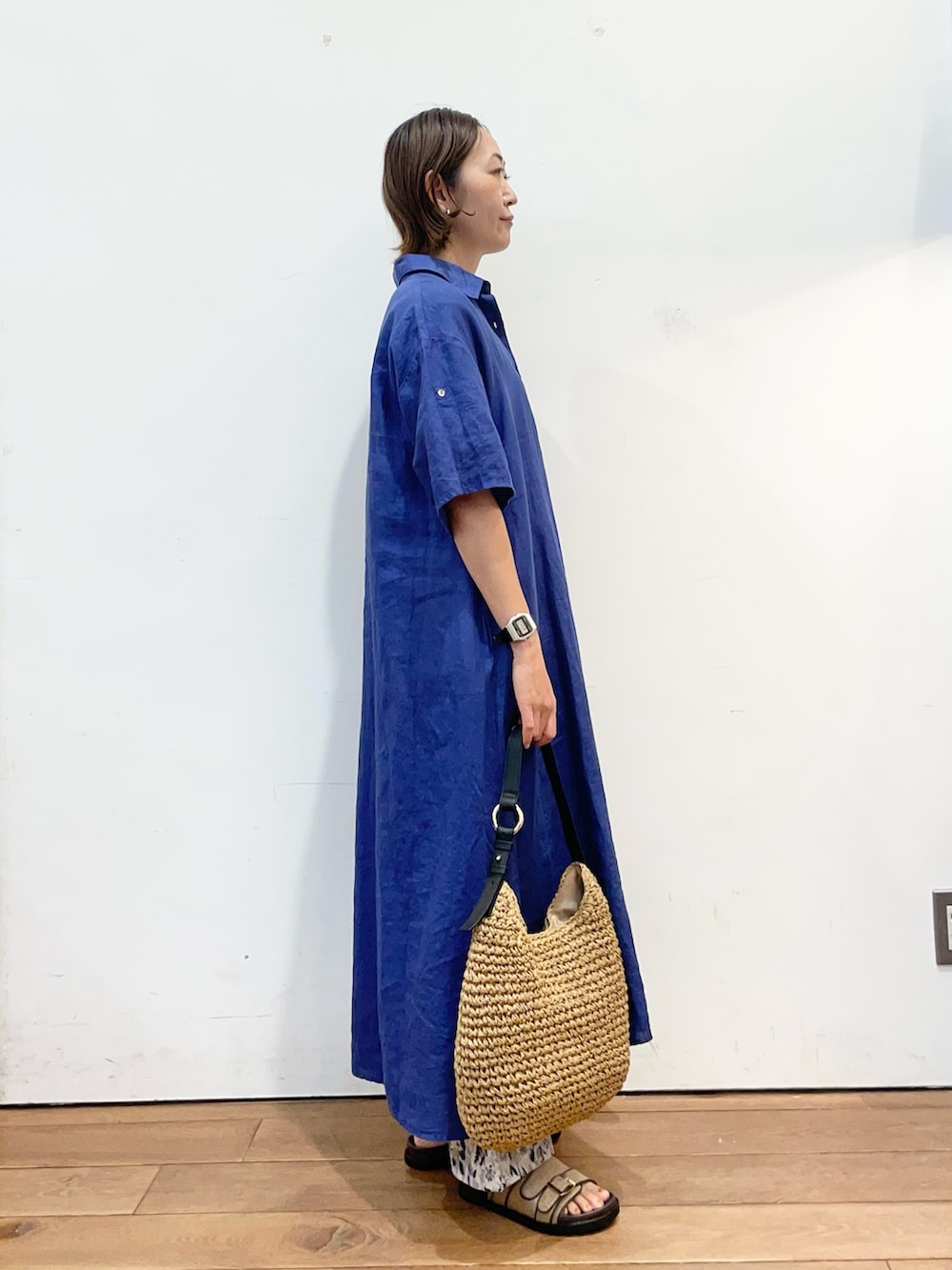 ブルー系のワンピース、グレー系のその他パンツ、ベージュ系のサンダルを着用したレディースの春コーディネートの3枚目の写真