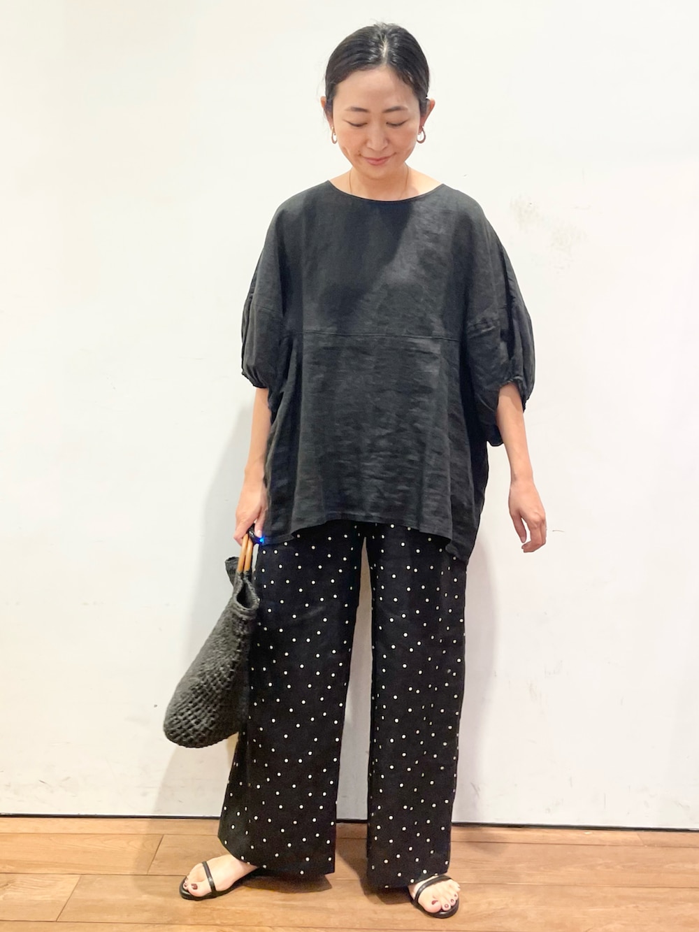 ブラック系のシャツ/ブラウス、ブラック系のその他パンツ、ブラック系のトートバッグを着用したレディースの夏コーディネートの2枚目の写真