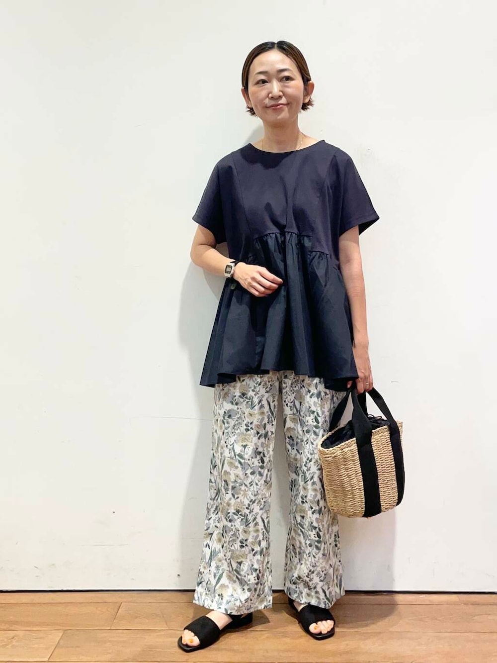 「大人カジュアル、urbanresearchdoors、ママコーデ、アーバンリサーチドアーズ、低身長コーデ、30代、ママファッション、キレイめカジュアル、一枚で決まるtシャツ」|「RODE SKOのナチュラルカゴバッグ(ハンドバッグ、ベージュ系)」を使った、urd_nanakoさん(レディース・154cm)の夏コーディネートの2枚目の写真