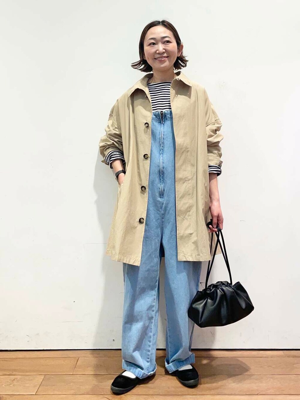 「大人カジュアル、urbanresearchdoors、ママコーデ、アーバンリサーチドアーズ、doors、低身長コーデ、30代、ママファッション、春カラーコーデ、春アウターコーデ」｜「URBAN RESEARCH DOORSの2WAY巾着ショルダーバッグ（ショルダーバッグ、ブラック系）」を使った、urd_nanakoさん（レディース・154cm）の春コーディネートの2枚目の写真