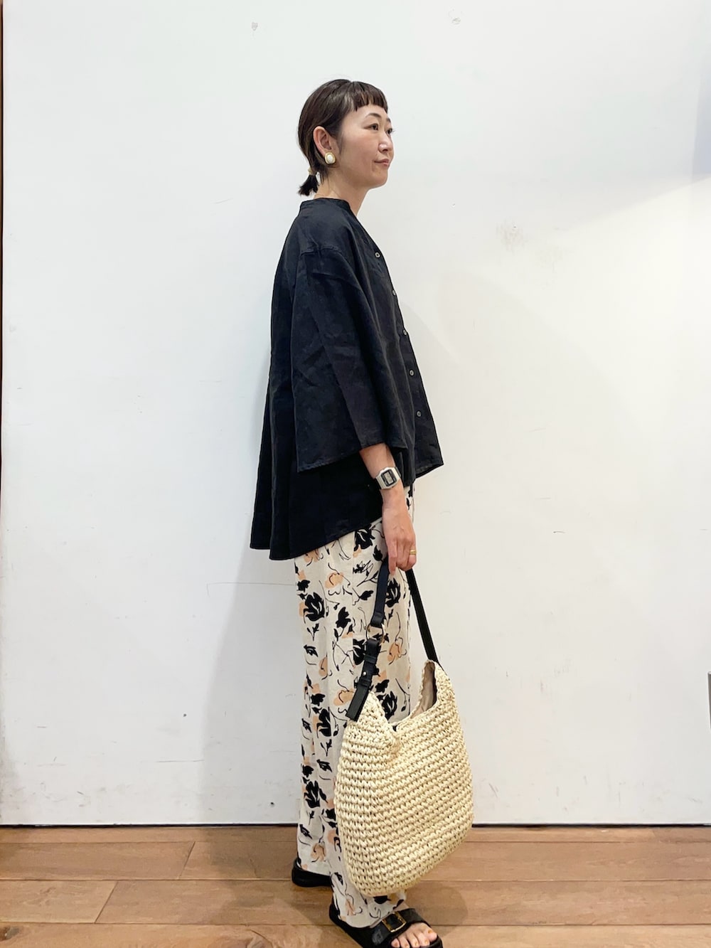 ブラック系のシャツ/ブラウス、ベージュ系のトートバッグ、ブラック系のサンダルを着用したレディースの夏コーディネートの4枚目の写真