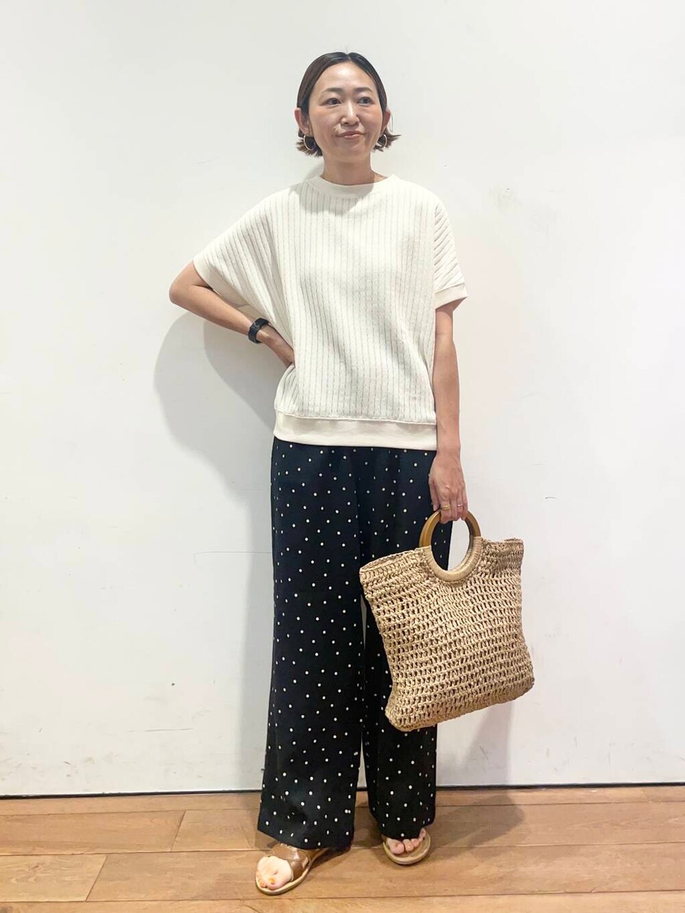 「大人カジュアル、urbanresearchdoors、ママコーデ、アーバンリサーチドアーズ、低身長コーデ、30代、ママファッション、キレイめカジュアル、洒落見えイージーパンツ×サンダル」|「URBAN RESEARCH DOORSのカッティングサンダル(サンダル、ブラウン系)」を使った、urd_nanakoさん(レディース・154cm)の夏コーディネートの2枚目の写真