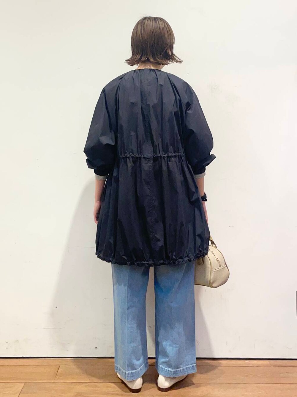「大人カジュアル、urbanresearchdoors、ママコーデ、アーバンリサーチドアーズ、doors、低身長コーデ、30代、ママファッション、キレイめカジュアル、最旬スウェットコーデ」｜「URBAN RESEARCH DOORSのコンパクトラメスウェット（スウェット、グレー系）」を使った、urd_nanakoさん（レディース・154cm）の春コーディネートの5枚目の写真
