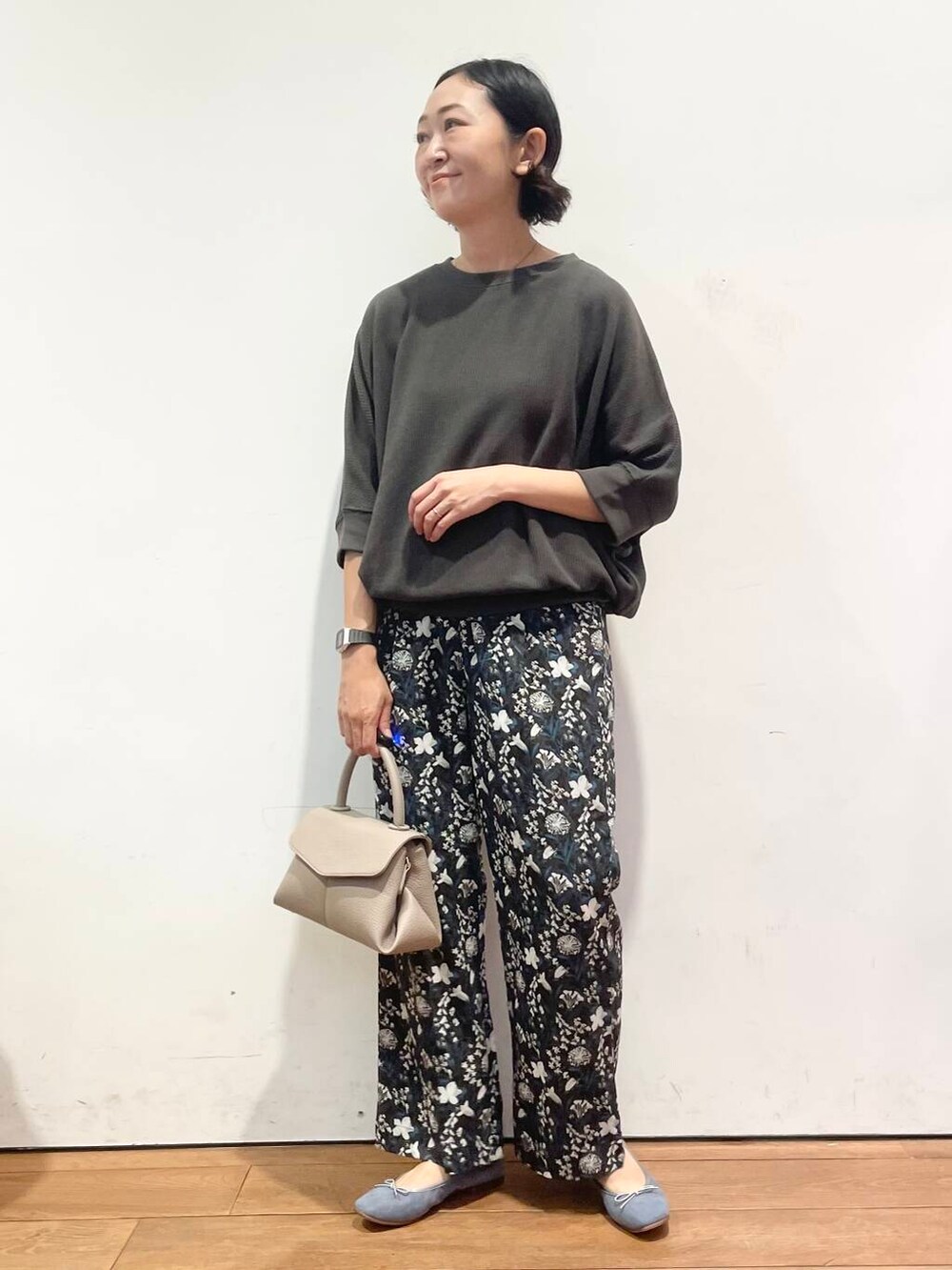 グレー系のTシャツ/カットソー、ブルー系のバレエシューズ、ブルー系のその他パンツを着用したレディースの夏コーディネートの3枚目の写真