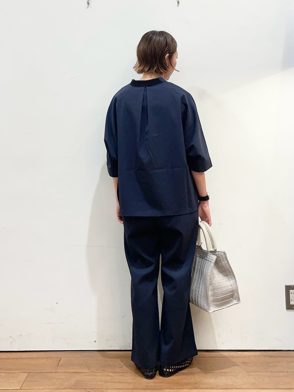 ブルー系のシャツ/ブラウス、ブラック系のサンダル、ブルー系のその他パンツを着用したレディースの春コーディネートの4枚目の写真