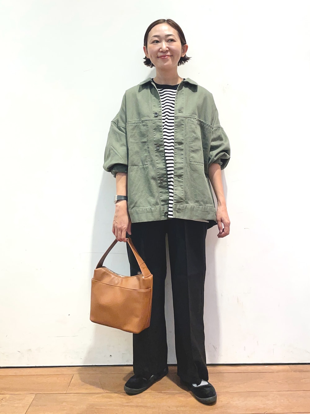 ブラック系のTシャツ/カットソー、グリーン系のカバーオール、ブラック系のその他パンツを着用したレディースの秋コーディネートの3枚目の写真