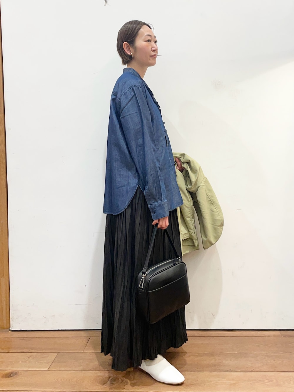 ブルー系のシャツ/ブラウス、グリーン系のマウンテンパーカー、ホワイト系のその他シューズを着用したレディースの春コーディネートの7枚目の写真