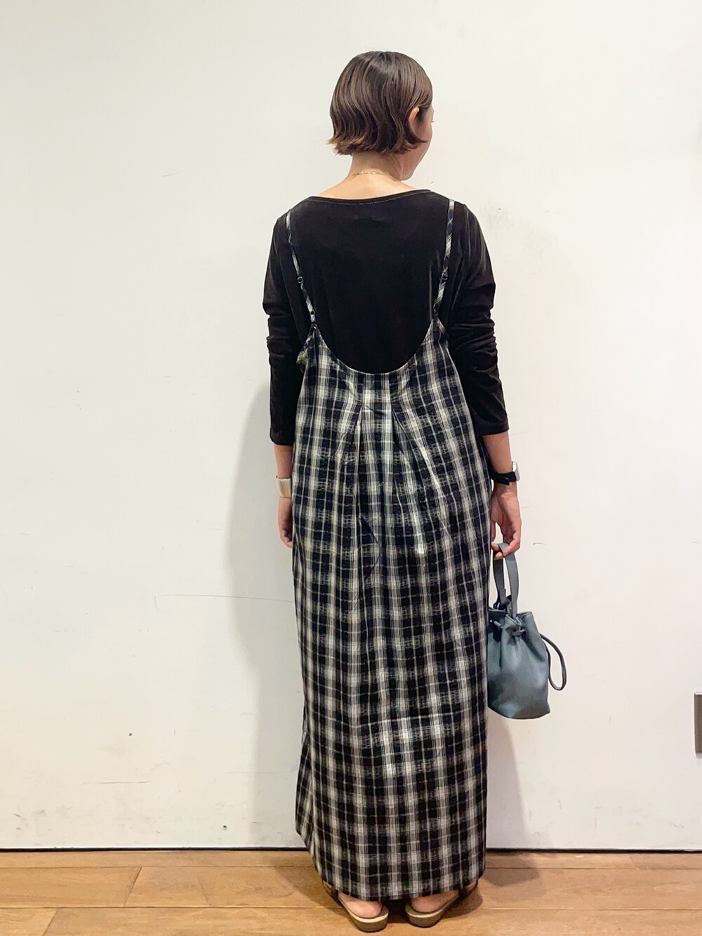 ブラック系のサンダル、ブラック系のワンピースを着用したレディースの夏コーディネートの5枚目の写真