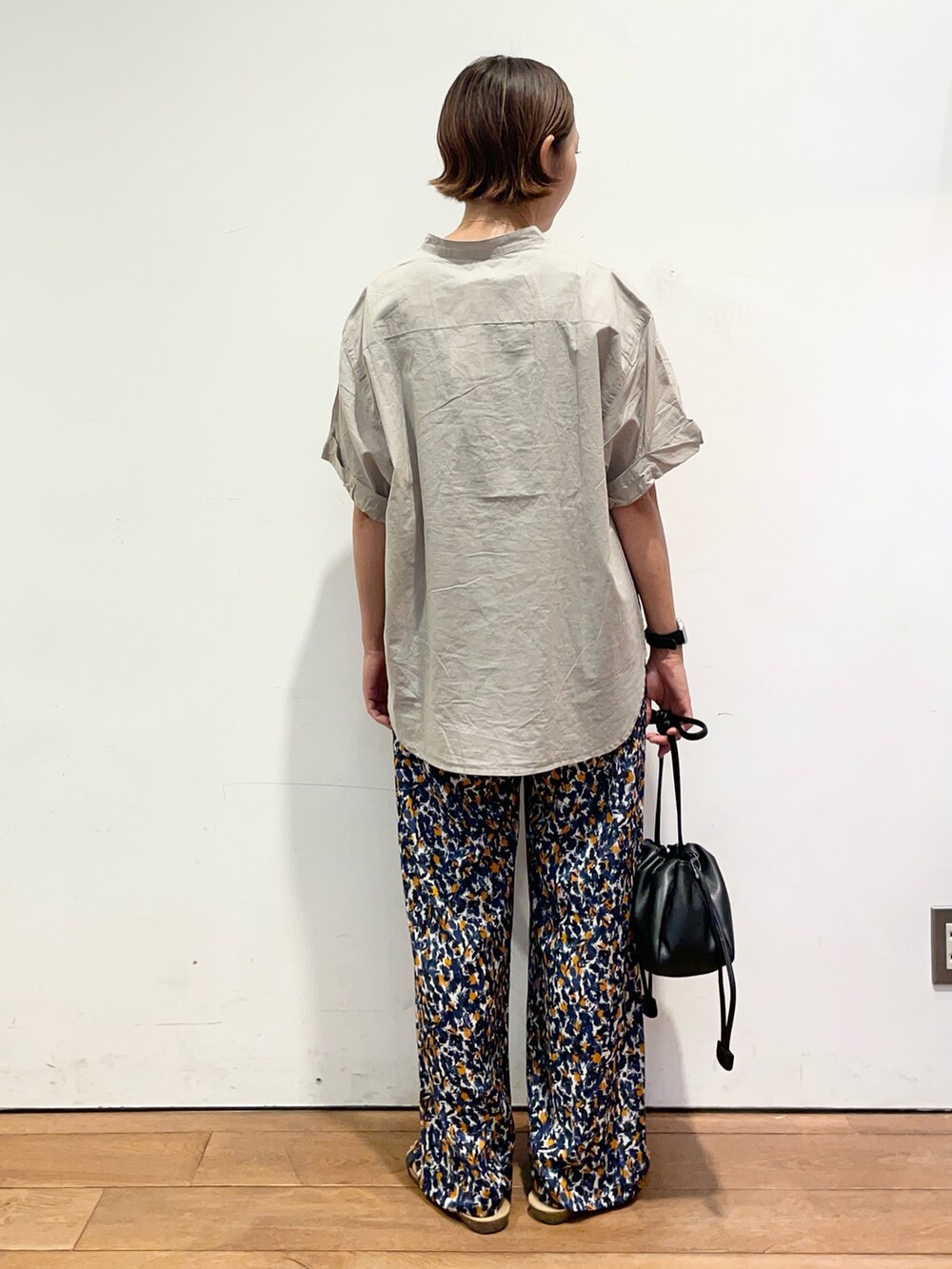 ブラック系のサンダル、ブラック系のショルダーバッグ、ブルー系のその他パンツを着用したレディースの夏コーディネートの5枚目の写真