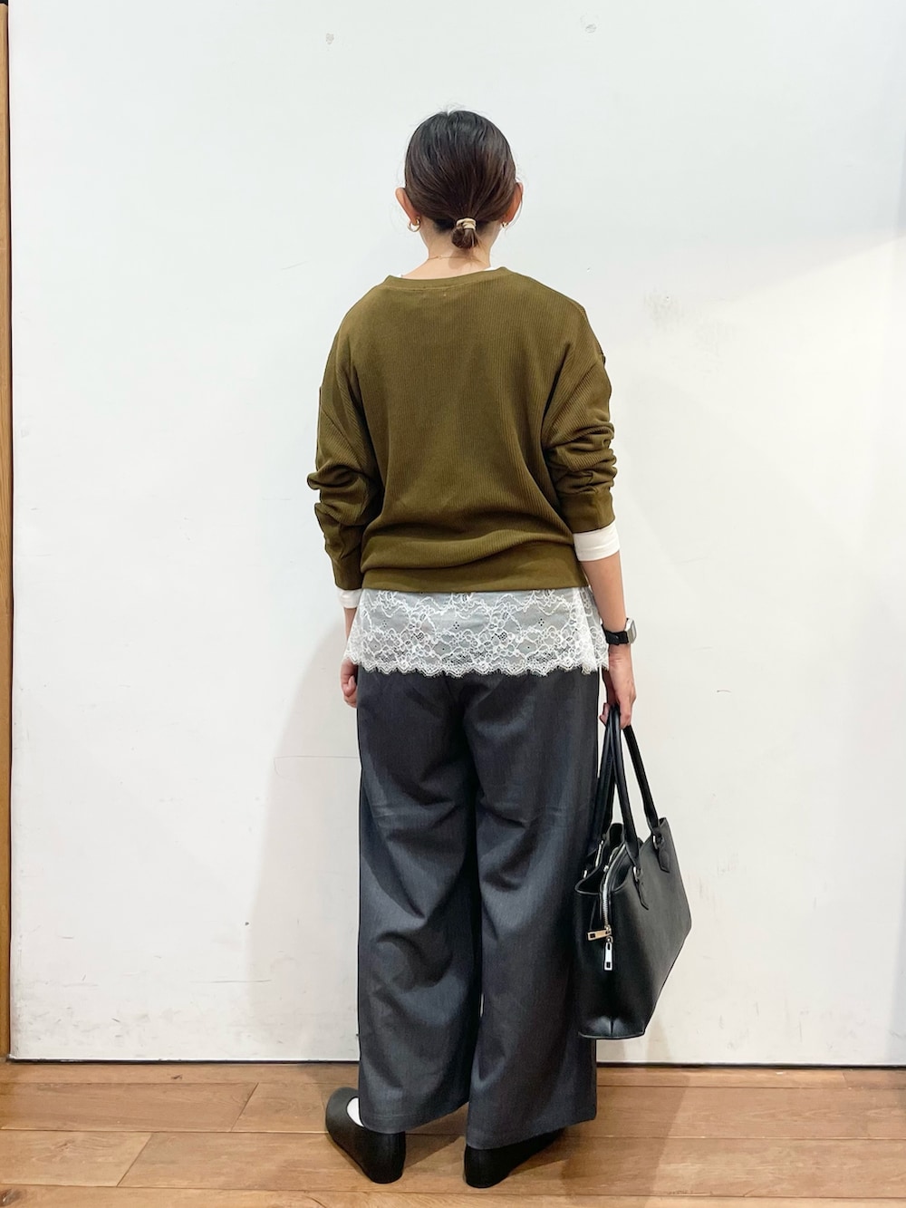 ブラウン系のカーディガン/ボレロ、ホワイト系のTシャツ/カットソー、ブラック系のハンドバッグを着用したレディースの秋コーディネートの4枚目の写真