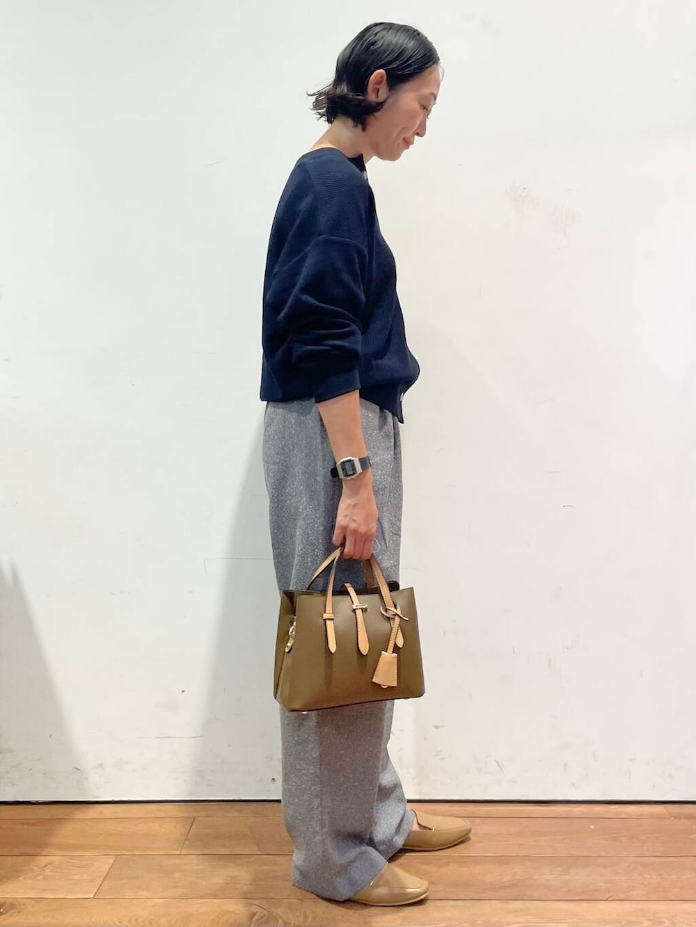 ベージュ系のローファー、グレー系のその他パンツ、ブルー系のカーディガン/ボレロを着用したレディースの秋コーディネートの5枚目の写真