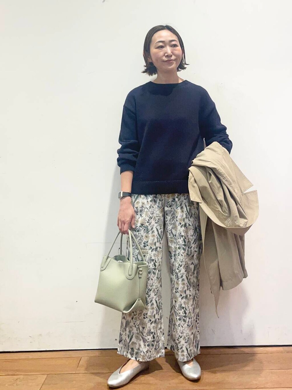 「大人カジュアル、urbanresearchdoors、ママコーデ、アーバンリサーチドアーズ、doors、低身長コーデ、30代、ママファッション、キレイめカジュアル、春アウターコーデ」｜「URBAN RESEARCH DOORSのVカットパンプス（パンプス、シルバー系）」を使った、urd_nanakoさん（レディース・154cm）の春コーディネートの5枚目の写真