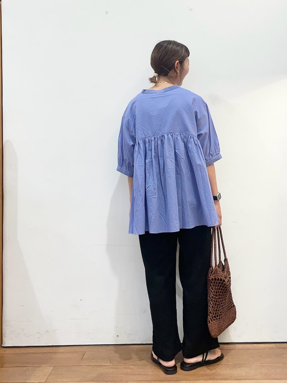ブルー系のシャツ/ブラウス、ブラック系のその他パンツ、ブラウン系のトートバッグを着用したレディースの夏コーディネートの5枚目の写真