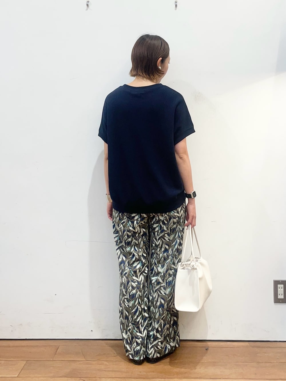ブルー系のTシャツ/カットソー、グリーン系のその他パンツ、ホワイト系のトートバッグを着用したレディースの春コーディネートの4枚目の写真