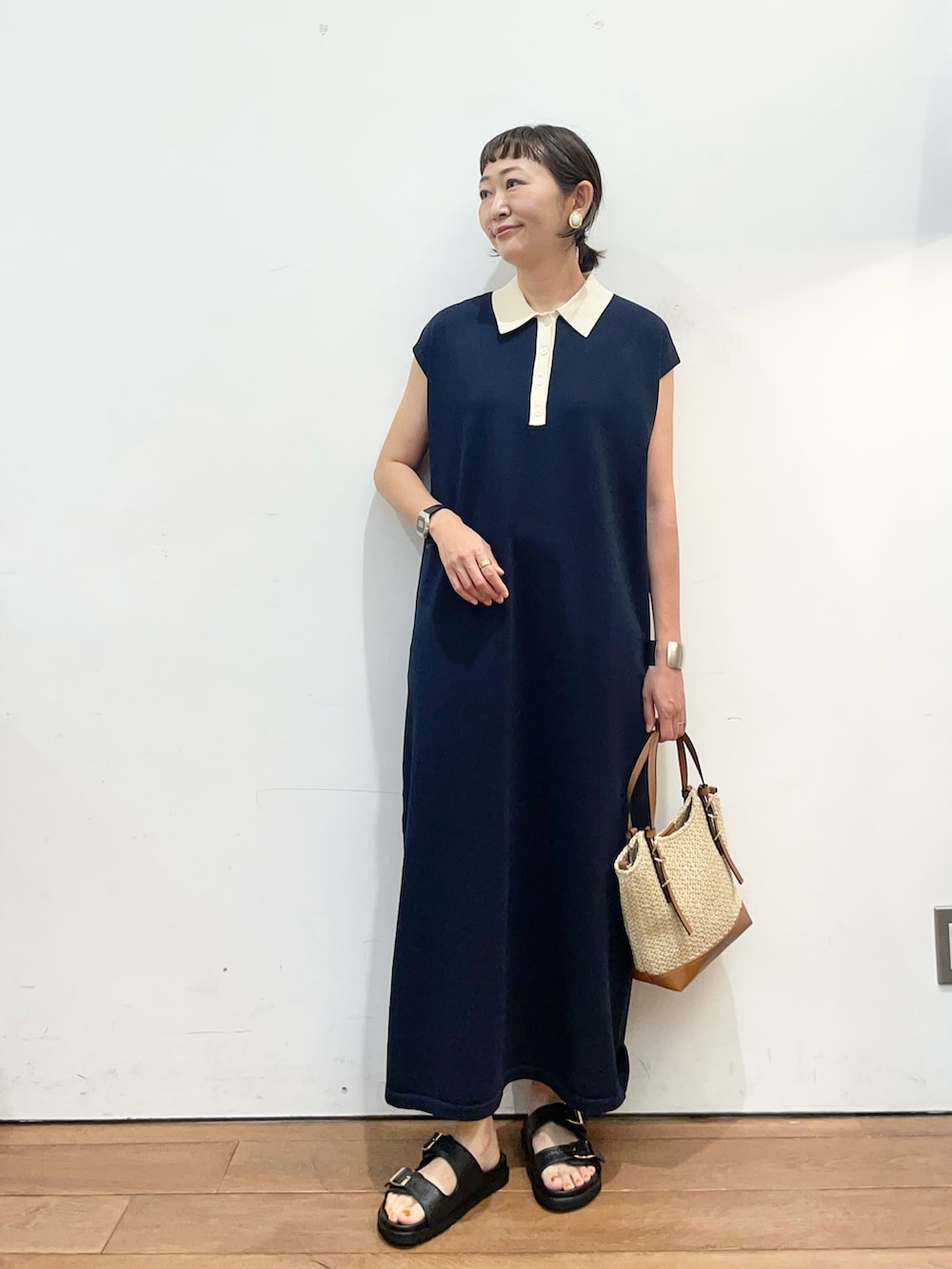 ブルー系のワンピース、イエロー系のショルダーバッグ、ブラック系のサンダルを着用したレディースの夏コーディネートの2枚目の写真