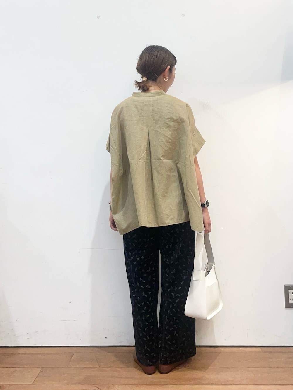 ベージュ系のシャツ/ブラウス、ブラウン系のパンプス、ブラック系のその他パンツを着用したレディースの夏コーディネートの4枚目の写真