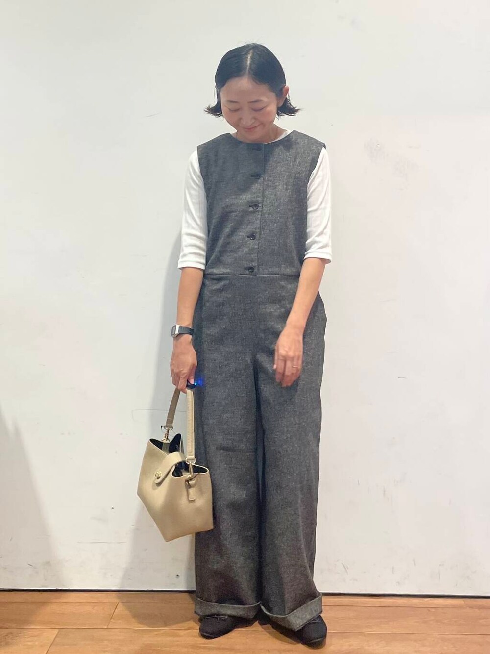 ブラック系のバレエシューズ、ホワイト系のTシャツ/カットソー、ベージュ系のショルダーバッグを着用したレディースの秋コーディネートの4枚目の写真