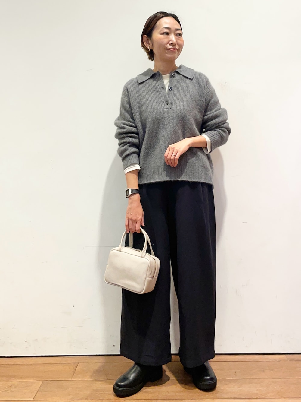 グレー系のニット/セーター、グレー系のボストンバッグ、ブルー系のその他パンツを着用したレディースの秋コーディネートの3枚目の写真