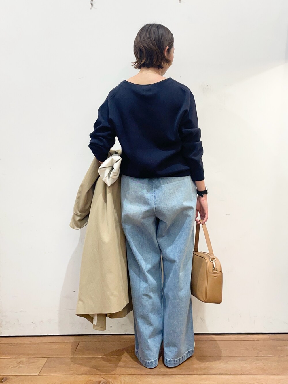 ベージュ系のその他アウター、ブルー系のニット/セーター、ブルー系のデニムパンツを着用したレディースの冬コーディネートの8枚目の写真