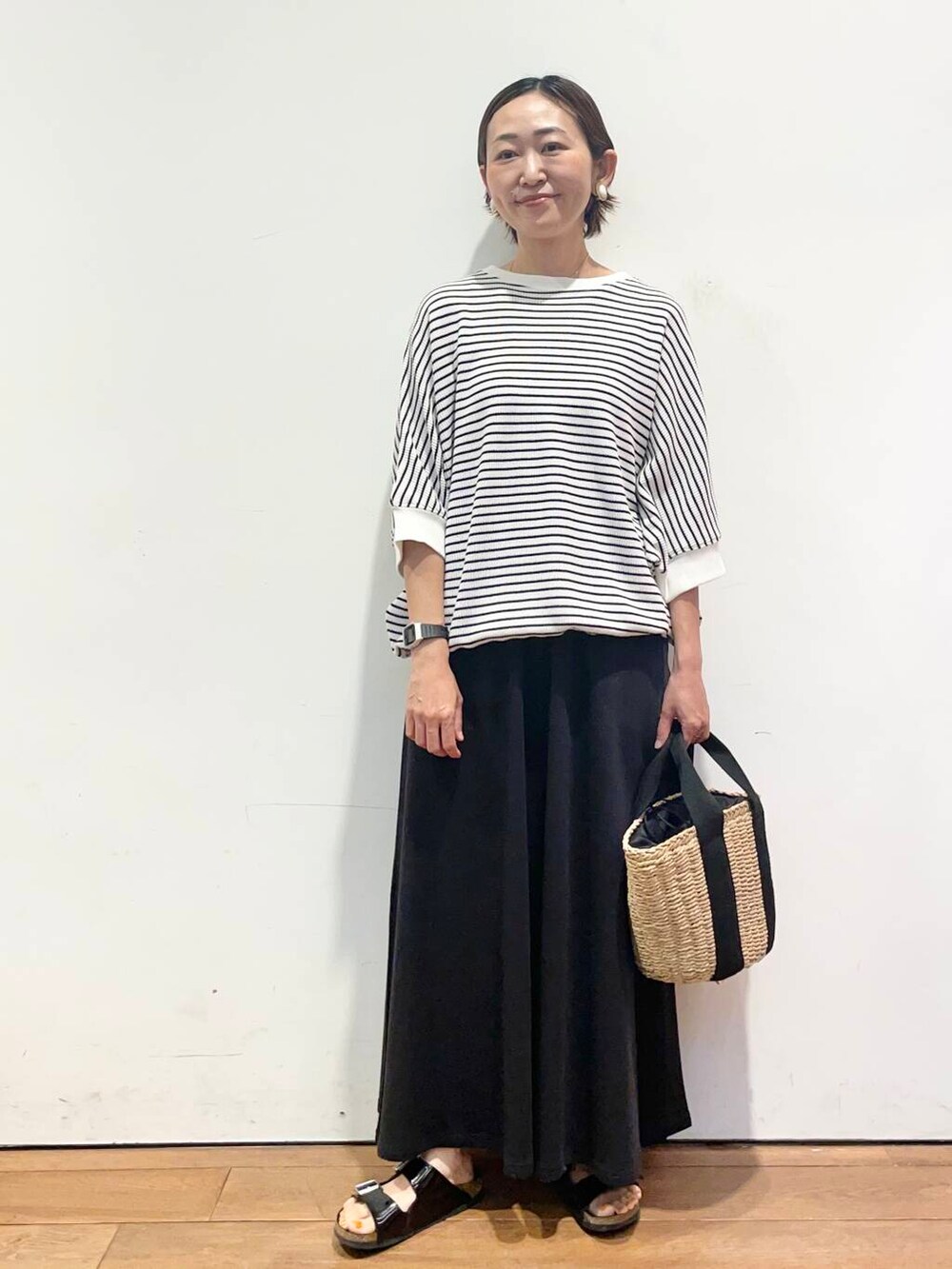 「大人カジュアル、urbanresearchdoors、ママコーデ、低身長コーデ、30代、ママファッション、キレイめカジュアル、一枚で決まるtシャツ」｜「RODE SKOのナチュラルカゴバッグ（ハンドバッグ、ベージュ系）」を使った、urd_nanakoさん（レディース・154cm）の夏コーディネートの3枚目の写真