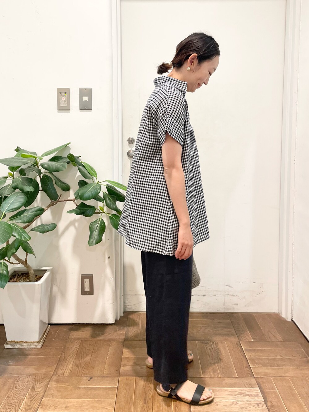 その他のシャツ/ブラウス、ブルー系のその他パンツ、ブラック系のサンダルを着用したレディースの夏コーディネートの4枚目の写真
