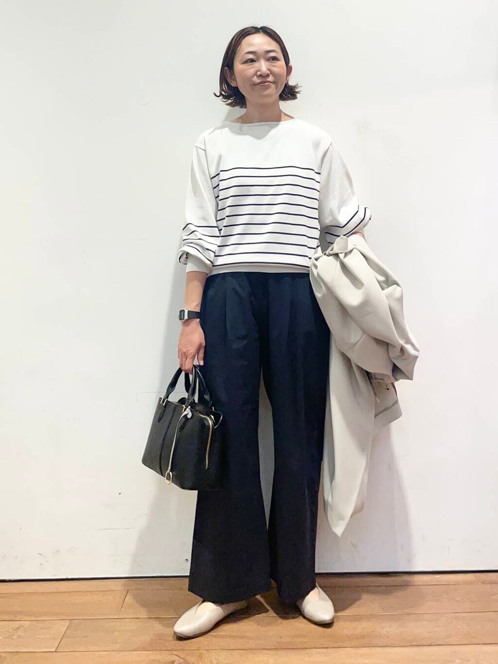 「大人カジュアル、urbanresearchdoors、ママコーデ、アーバンリサーチドアーズ、doors、低身長コーデ、30代、ママファッション、キレイめカジュアル、春のジャケットスタイル」｜「RODE SKOのセンターステッチハンドバッグ（ハンドバッグ、ブラック系）」を使った、urd_nanakoさん（レディース・154cm）の春コーディネートの7枚目の写真