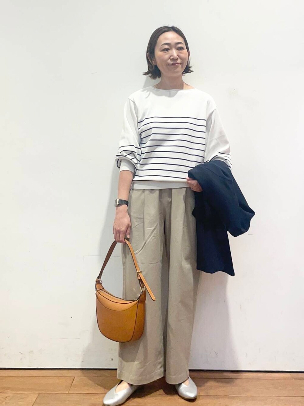 「大人カジュアル、urbanresearchdoors、ママコーデ、アーバンリサーチドアーズ、doors、低身長コーデ、30代、ママファッション、キレイめカジュアル、春アウターコーデ」｜「URBAN RESEARCH DOORSのVカットパンプス（パンプス、シルバー系）」を使った、urd_nanakoさん（レディース・154cm）の春コーディネートの7枚目の写真