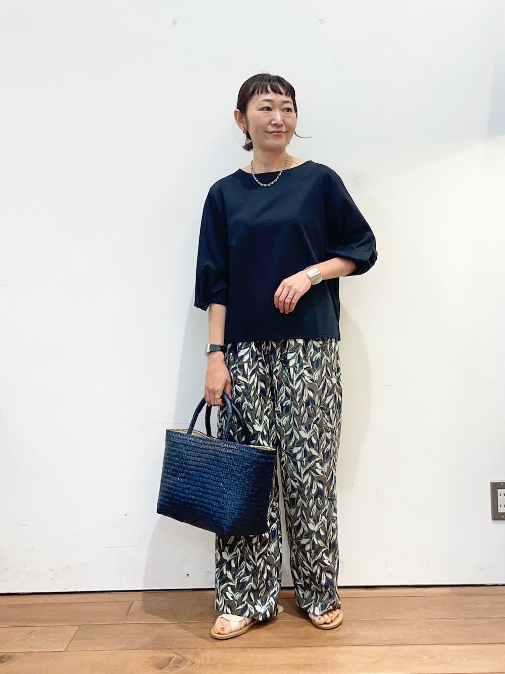 ブルー系のTシャツ/カットソー、ホワイト系のサンダル、グリーン系のその他パンツを着用したレディースの夏コーディネートの2枚目の写真