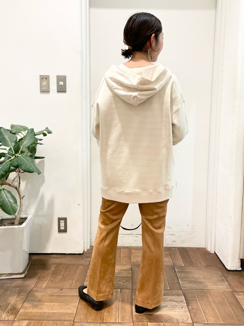 ブラック系のTシャツ/カットソー、ホワイト系のパーカー、イエロー系のその他パンツを着用したレディースの冬コーディネートの4枚目の写真