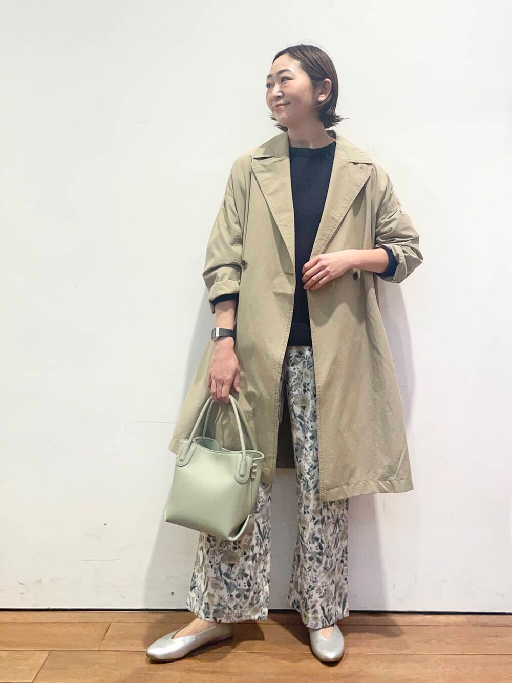「大人カジュアル、urbanresearchdoors、ママコーデ、アーバンリサーチドアーズ、doors、低身長コーデ、30代、ママファッション、キレイめカジュアル、春アウターコーデ」｜「URBAN RESEARCH DOORSのVカットパンプス（パンプス、シルバー系）」を使った、urd_nanakoさん（レディース・154cm）の春コーディネートの2枚目の写真