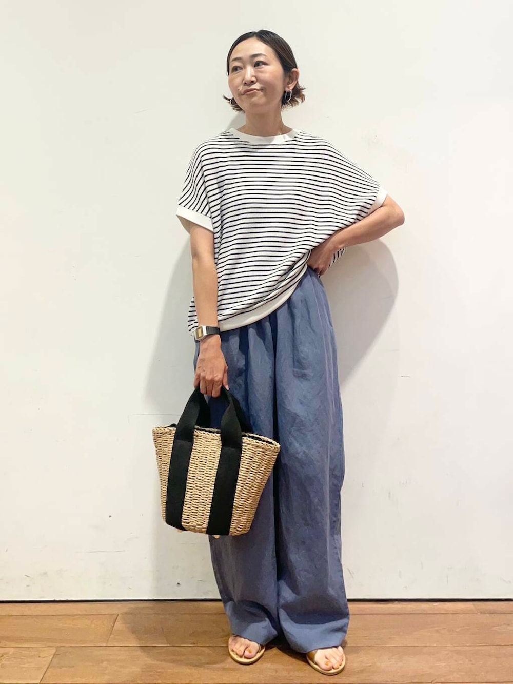 「大人カジュアル、urbanresearchdoors、ママコーデ、アーバンリサーチドアーズ、低身長コーデ、30代、ママファッション、キレイめカジュアル、洒落見えイージーパンツ×サンダル」|「RODE SKOのナチュラルカゴバッグ(ハンドバッグ、ベージュ系)」を使った、urd_nanakoさん(レディース・154cm)の夏コーディネートの3枚目の写真