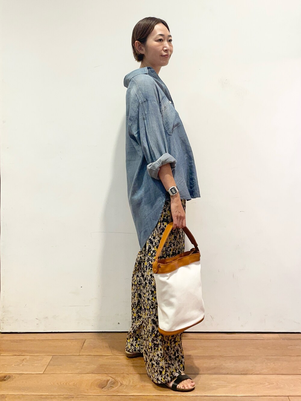 ベージュ系のその他パンツ、ブラック系のサンダル、ブルー系のシャツ/ブラウスを着用したレディースの夏コーディネートの4枚目の写真