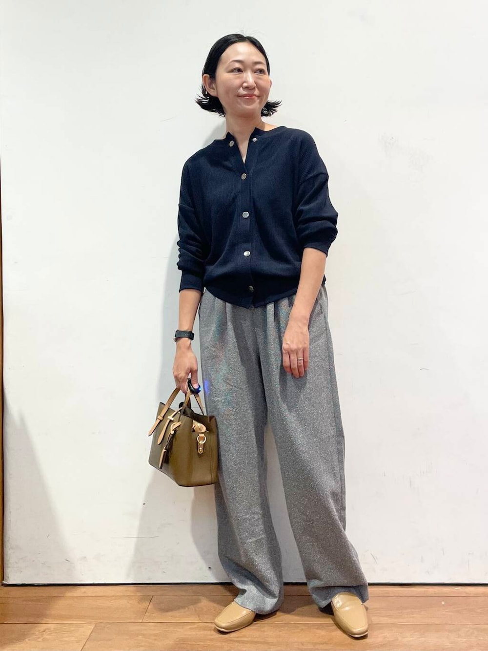 ベージュ系のローファー、グレー系のその他パンツ、ブルー系のカーディガン/ボレロを着用したレディースの秋コーディネートの4枚目の写真