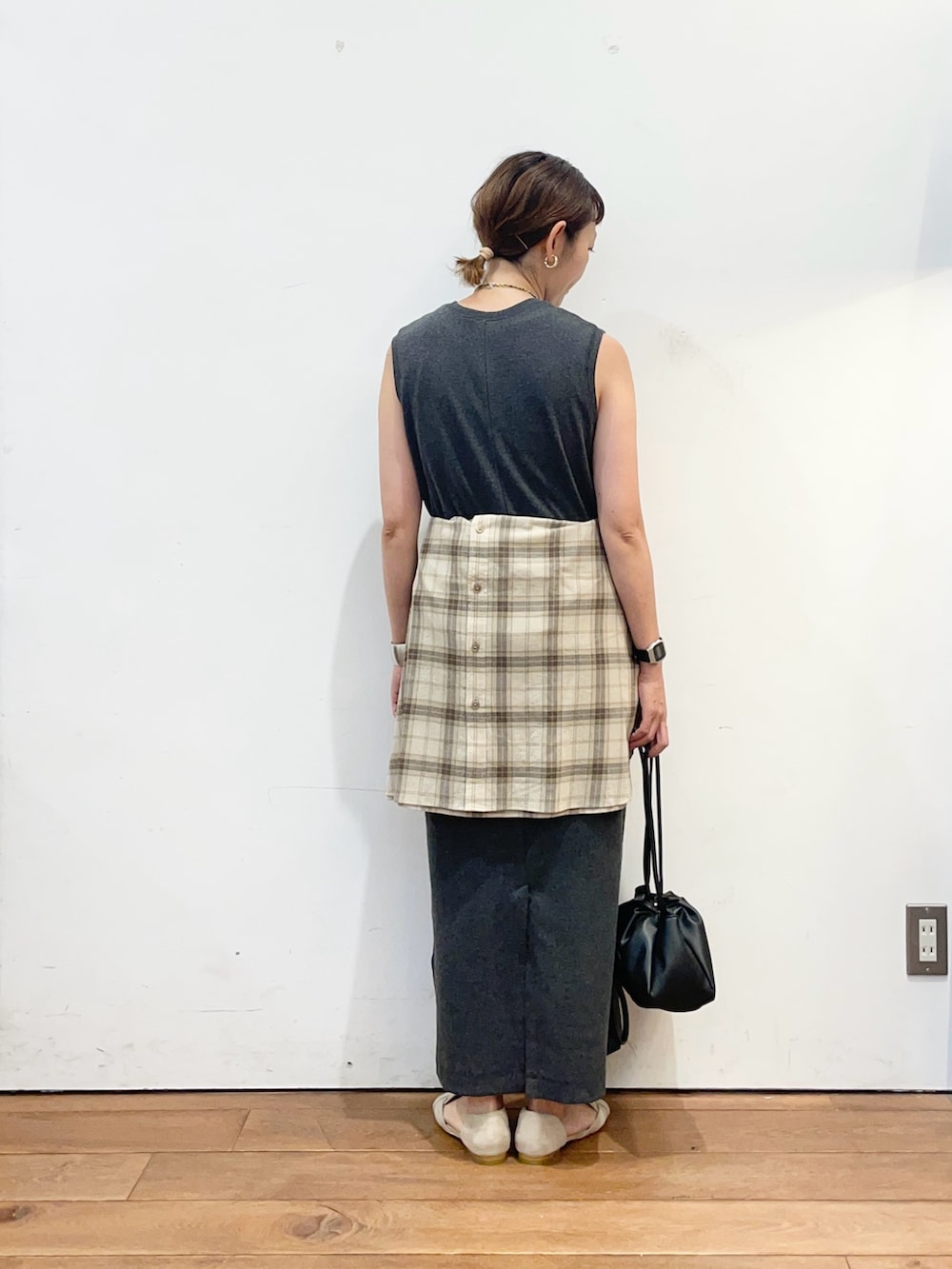 グレー系のワンピース、ベージュ系のシャツ/ブラウス、ブラック系のショルダーバッグを着用したレディースの夏コーディネートの4枚目の写真