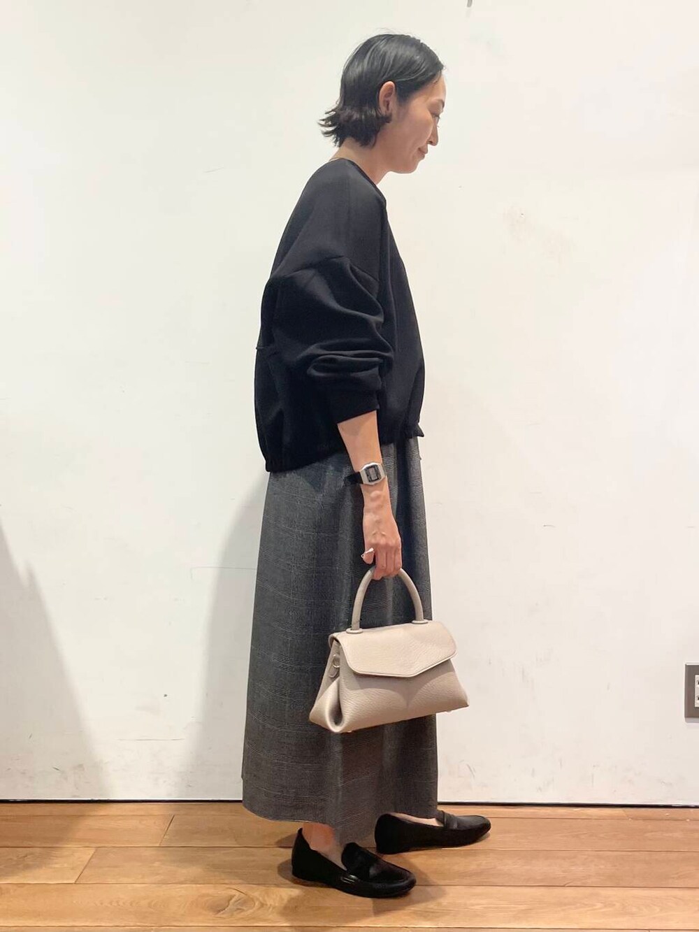 ベージュ系のショルダーバッグ、ホワイト系のTシャツ/カットソー、その他のワンピースを着用したレディースの秋コーディネートの4枚目の写真