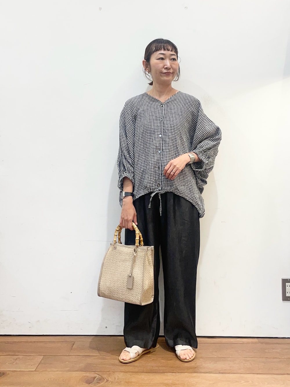 その他のシャツ/ブラウス、ブラック系のデニムパンツ、ベージュ系のショルダーバッグを着用したレディースの夏コーディネートの2枚目の写真