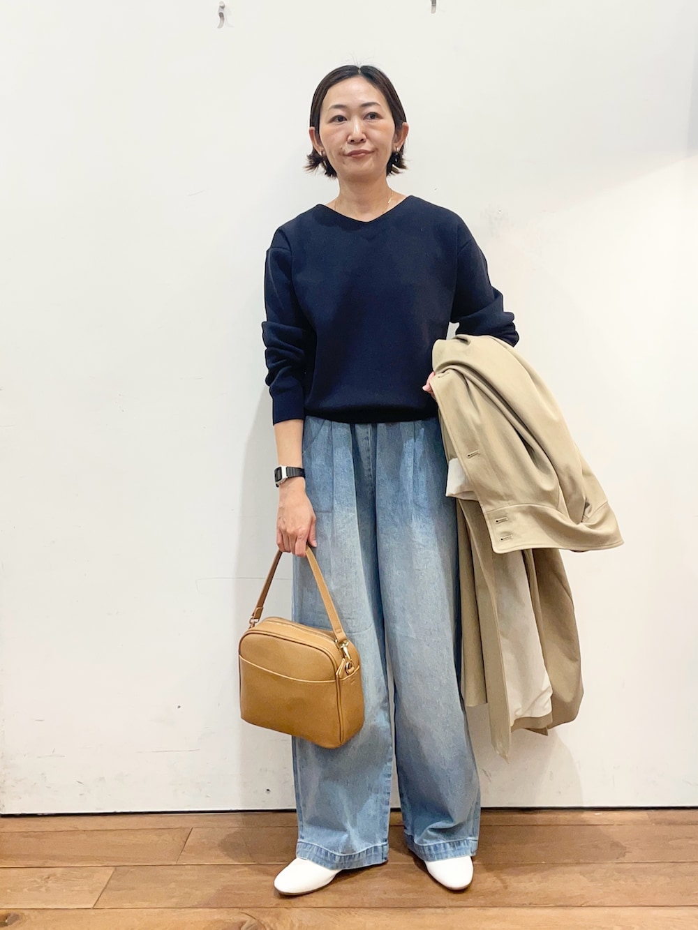 ベージュ系のその他アウター、ブルー系のニット/セーター、ブルー系のデニムパンツを着用したレディースの冬コーディネートの5枚目の写真