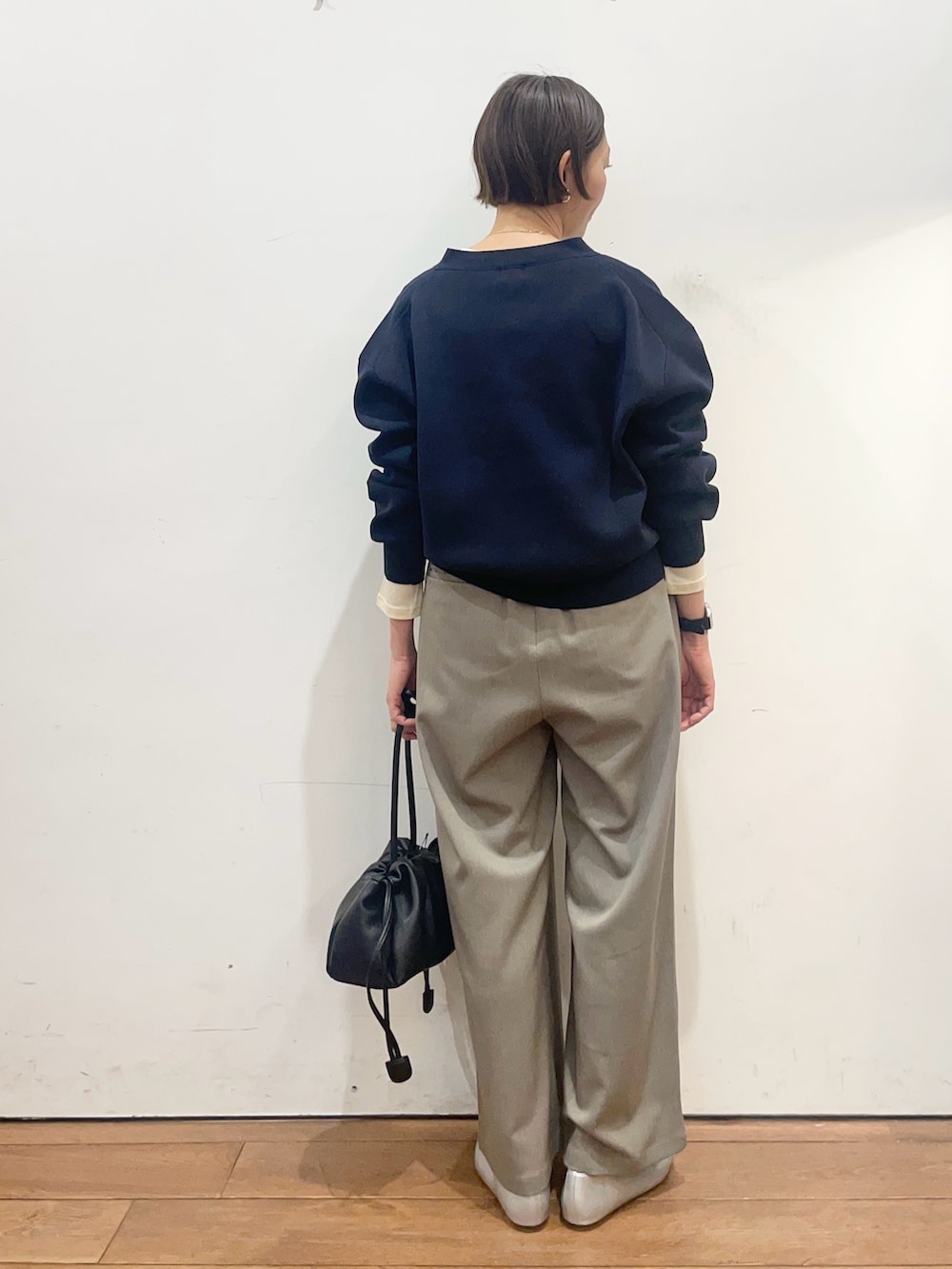 ブルー系のカーディガン/ボレロ、グレー系のその他パンツ、ブラック系のショルダーバッグを着用したレディースの春コーディネートの5枚目の写真