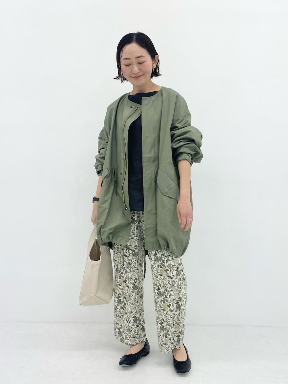「URBAN RESEARCH DOORS、URBAN RESEARCH DOORS WOMENS、アーバンリサーチドアーズ、ママコーデ、春アウター、モッズコート、30代コーデ、きれいめカジュアル、キレイめカジュアル」｜「URBAN RESEARCH DOORSのやわらかバレエシューズ（パンプス、ブラック系）」を使った、urd_nanakoさん（レディース・154cm）の春コーディネートの2枚目の写真