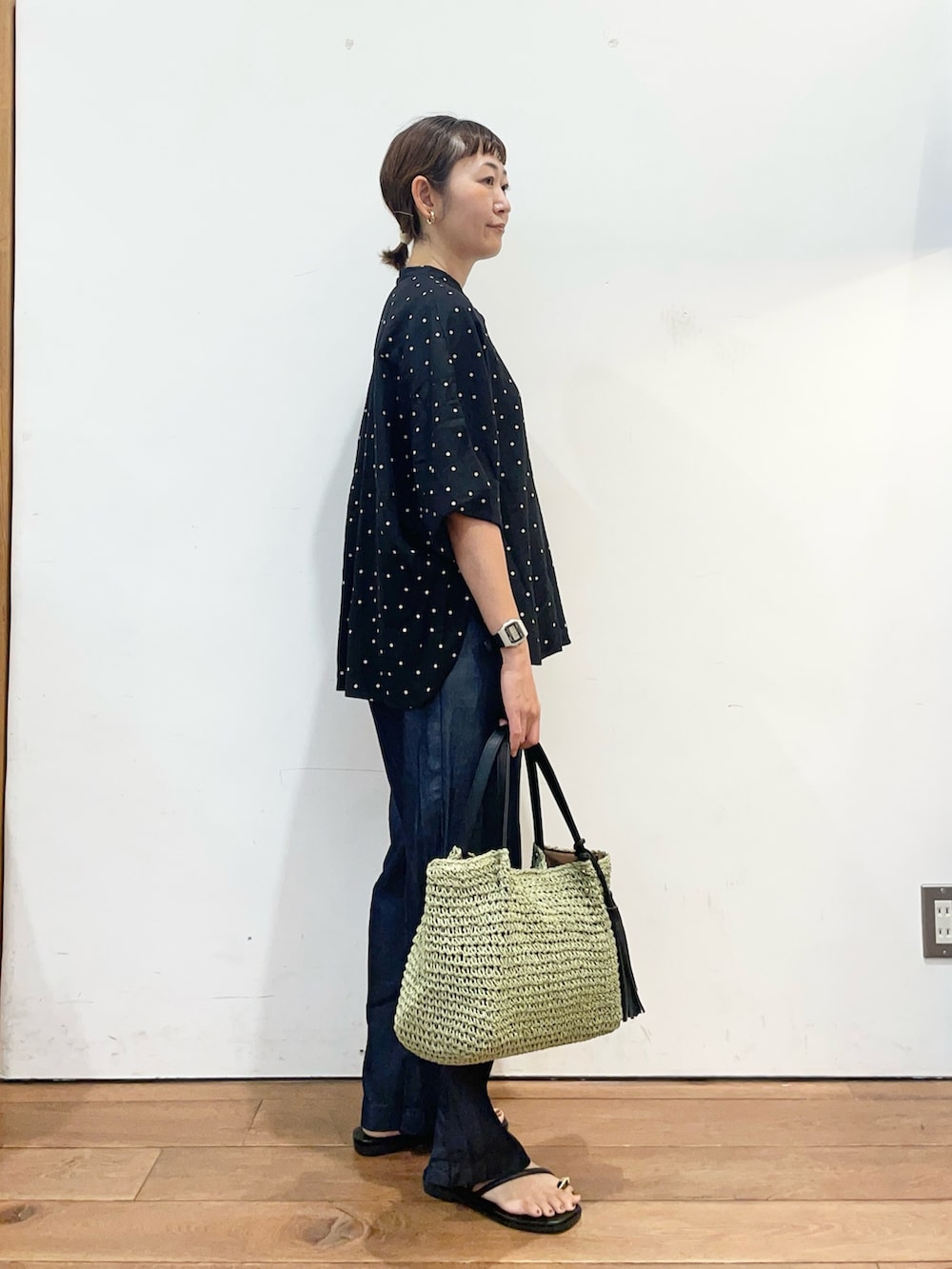 ブラック系のシャツ/ブラウス、ブラック系のサンダル、ブルー系のデニムパンツを着用したレディースの夏コーディネートの3枚目の写真